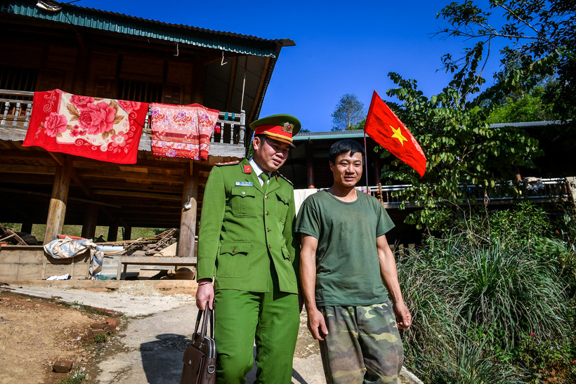 Đại úy Vàng Văn Thể xuống bản làm công tác dân vận.