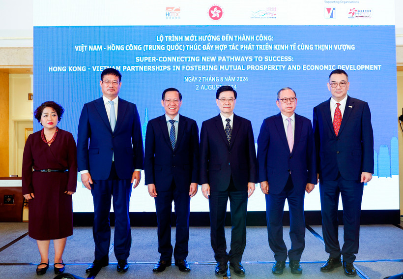 Đồng chí Phan Văn Mãi (thứ ba từ trái qua) đón tiếp ông Lý Gia Siêu và các thành viên trong đoàn