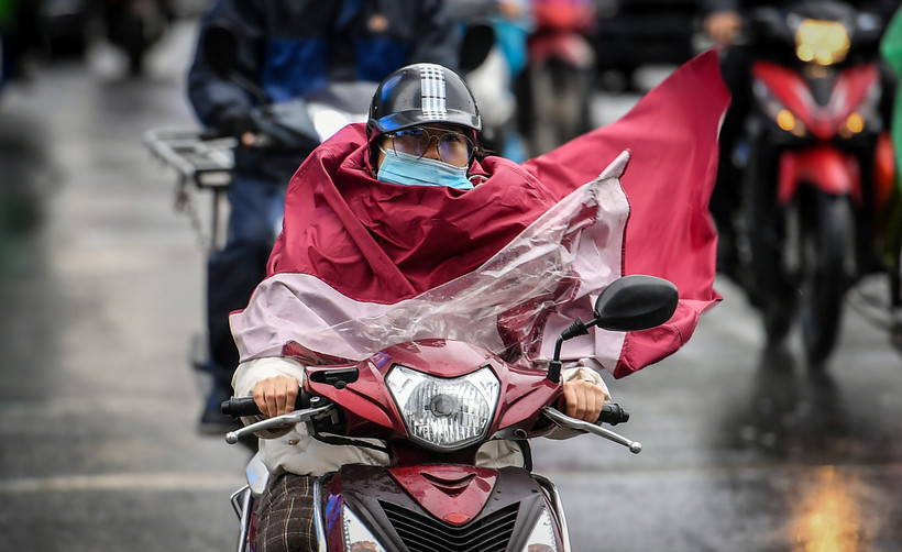 [Ảnh] Hà Nội 12 độ C, người dân chật vật đi làm trong mưa lạnh