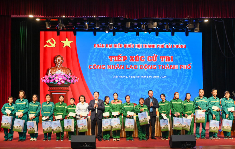 Chủ tịch Tổng Liên đoàn Lao động Việt Nam Nguyễn Đình Khang và Bí thư Thành ủy Hải Phòng Lê Tiến Châu trao quà cho đoàn viên, người lao động có hoàn cảnh khó khăn.
