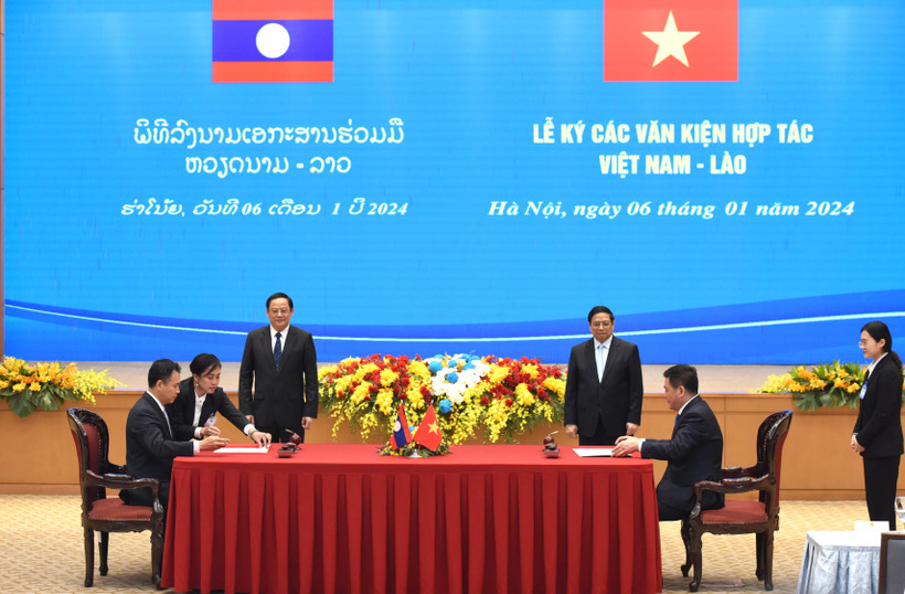 Hai bên ký Bản ghi nhớ về phát triển và kết nối hạ tầng thương mại biên giới giữa Chính phủ nước Cộng hòa xã hội chủ nghĩa Việt Nam và Chính phủ nước Cộng hòa Dân chủ Nhân dân Lào.