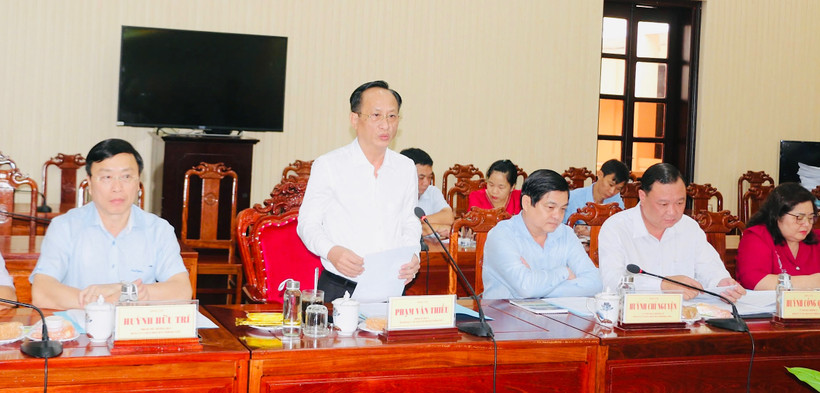 Đồng chí Phạm Văn Thiều, Bí thư Đảng ủy, Chủ tịch Ủy ban nhân dân tỉnh Bạc Liêu báo cáo với Đoàn công tác Trung ương. 