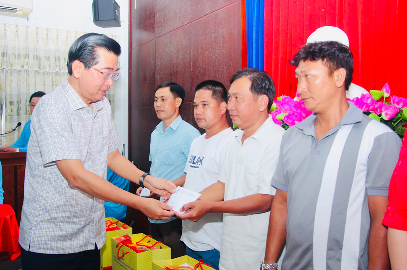 Đồng chí Võ Văn Dũng, Ủy viên Trung ương Đảng, Phó Trưởng ban Thường trực Ban Nội chính Trung ương, nguyên Bí thư Tỉnh ủy Bạc Liêu, thăm, tặng quà các gia đình chính sách ở xã Ninh Thạnh Lợi (huyện Hồng Dân) và tặng quà Tết cho công nhân, người lao động tại Bạc Liêu. 