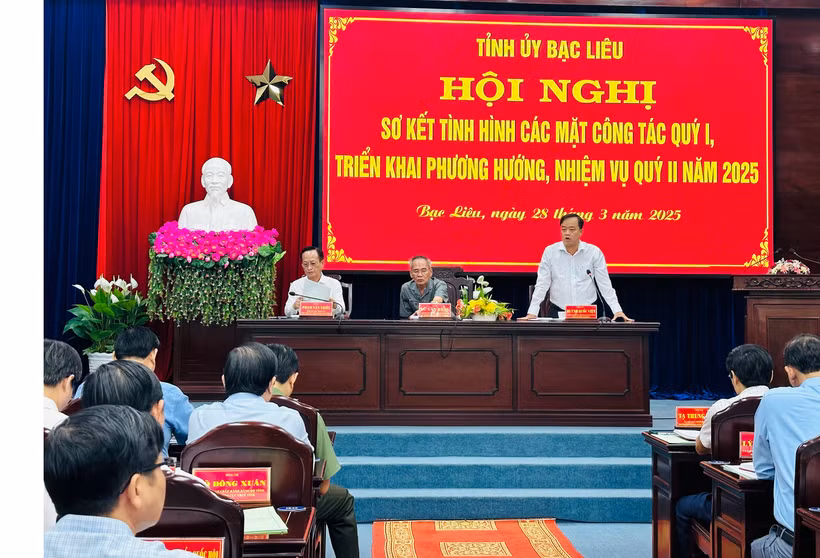 Các đồng chí trong Thường trực Tỉnh ủy Bạc Liêu chủ trì Hội nghị. Ảnh: TRỌNG DUY