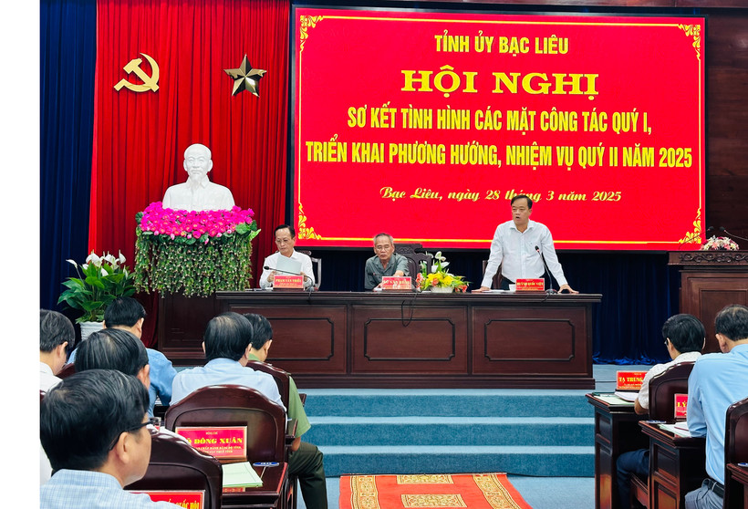 Các đồng chí trong Thường trực Tỉnh ủy Bạc Liêu chủ trì Hội nghị. Ảnh: TRỌNG DUY