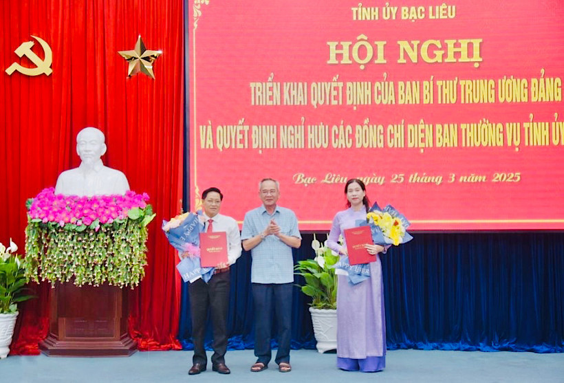 Bí thư Tỉnh ủy Bạc Liêu Lữ Văn Hùng chúc mừng 2 đồng chí Tô Việt Thu và Bùi Tấn Bảy vừa nhận quyết định chuẩn y của Ban Bí thư Trung ương Đảng tham gia Ban Thường vụ Tỉnh ủy Bạc Liêu, nhiệm kỳ 2020-2025.