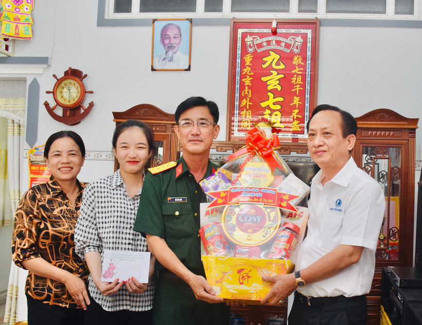 Đồng chí Phạm Văn Thiều, Chủ tịch Ủy ban nhân dân tỉnh Bạc Liêu, đến thăm, tặng quà, chúc mừng gia đình tân binh Đỗ Như Ý ở thị xã Giá Rai, nhập ngũ đầu xuân 2025. (Ảnh VĂN ĐÔNG)
