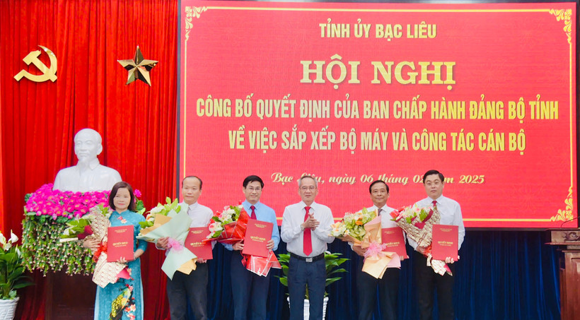Bí thư Tỉnh ủy Bạc Liêu Lữ Văn Hùng trao quyết định và tặng hoa các Trưởng, Phó Ban Tuyên giáo và Dân vận Tỉnh ủy Bạc Liêu. (Ảnh: TRỌNG DUY)
