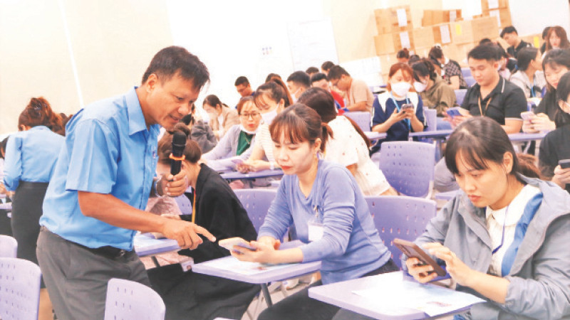 Cán bộ Liên đoàn Lao động tỉnh Bình Phước hướng dẫn công nhân, lao động tham gia cuộc thi trực tuyến tìm hiểu Nghị quyết Đại hội XIII Công đoàn Việt Nam và hành động của đoàn viên và người lao động.