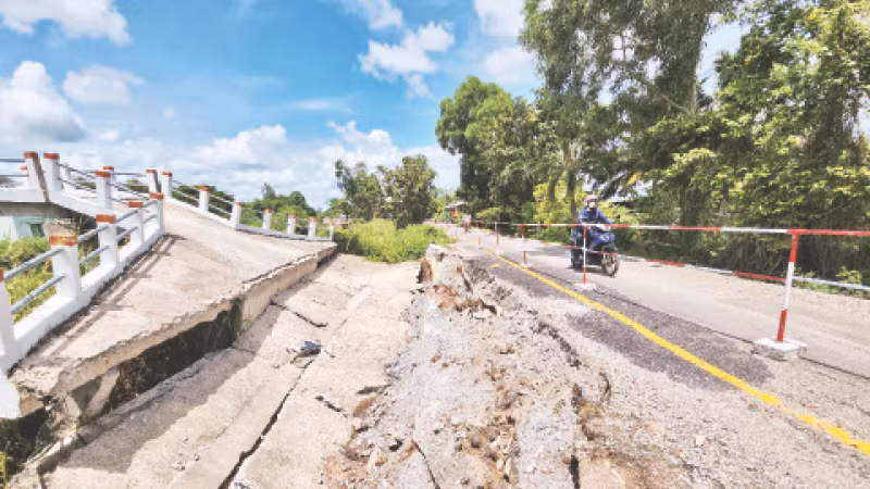 Nhiều đoạn của đường tỉnh 965 thuộc vùng đệm U Minh Thượng sạt lở, sụt lún theo chiều thẳng đứng. 