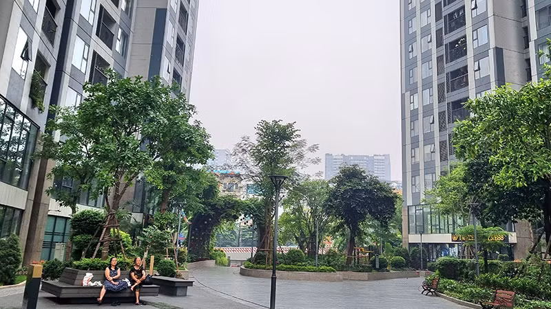 Cung không đáp ứng được cầu khiến giá nhà chung cư tăng nóng trong những tháng đầu năm 2024. Trong ảnh: Khu đô thị Imperia Sky Garden, quận Hai Bà Trưng, Hà Nội. (Ảnh BÍCH NGÂN)