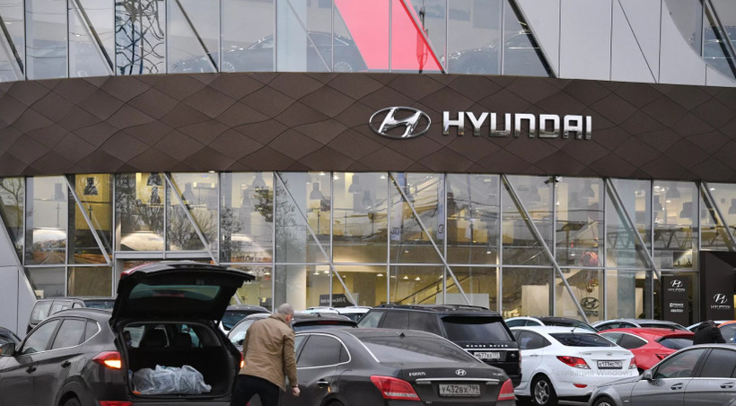Logo của hãng Hyundai tại một đại lý ô tô ở thủ đô Moskva của Nga. Ảnh: RIA Novosti