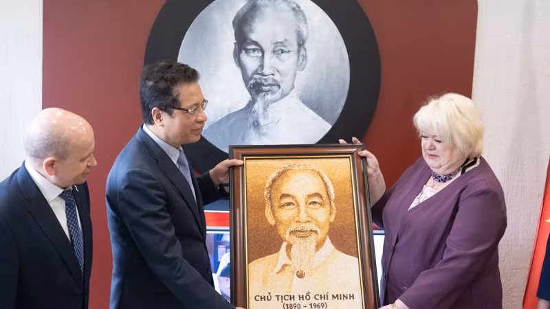 Đại sứ Đặng Minh Khôi tặng quà trường 488. (Ảnh: THANH THỂ)