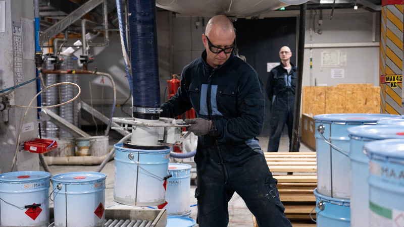 Công nhân làm việc trong nhà máy Nor-Maali ở Pskov (Nga). (Ảnh: THANH THỂ)