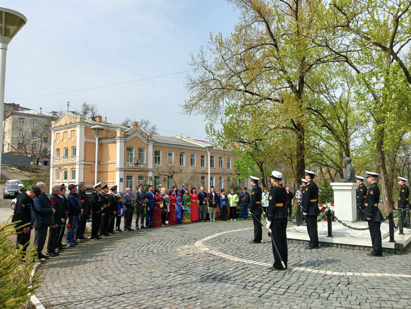 Dâng hoa tại tượng đài Chủ tịch Hồ Chí Minh ở TP Vladivostok. 