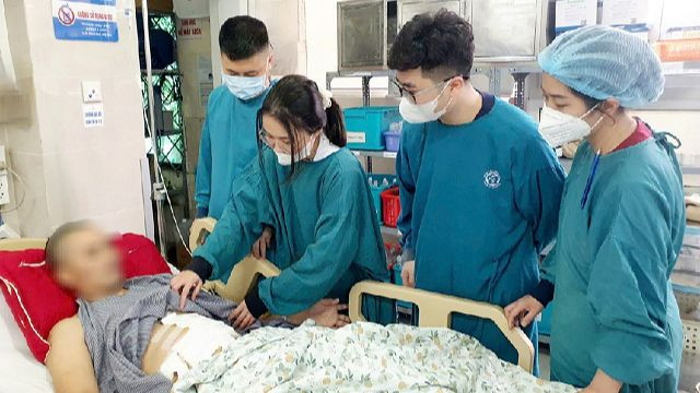 Trong suốt quá trình nằm viện, bệnh nhân luôn được các y bác sĩ, nhân viên y tế chăm sóc tận tình, chu đáo.