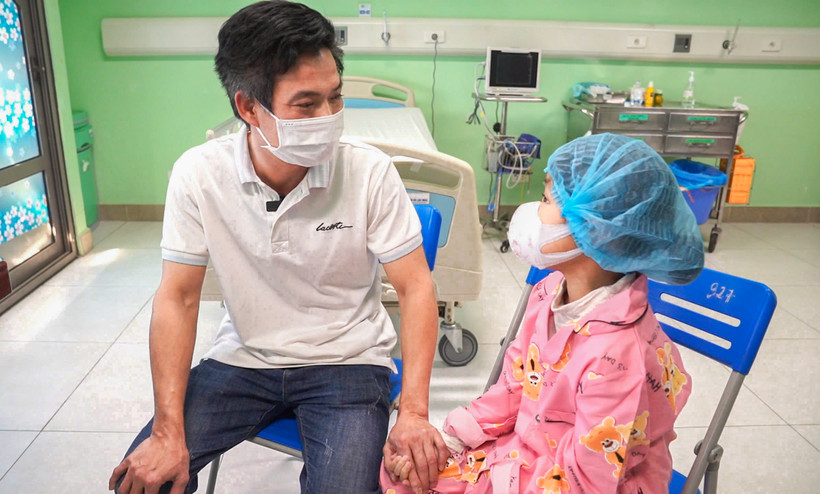 Bé gái khỏe mạnh, chuẩn bị xuất viện. 