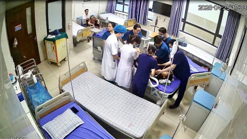 Bác sĩ đang nỗ lực cấp cứu bệnh nhi 12 tuổi. (Ảnh: TTYT huyện Thanh Ba)