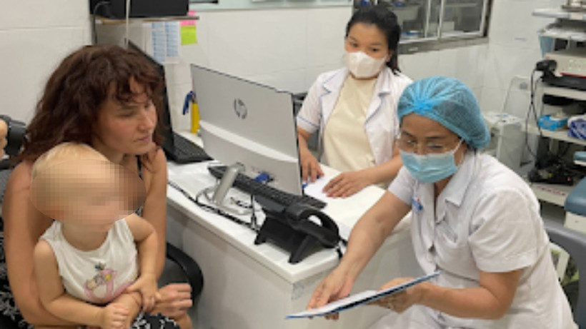 Bác sĩ khám cho bệnh nhi. 