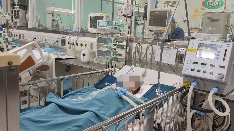 Bệnh nhi đang được điều trị tích cực tại Bệnh viện Nhi Trung ương. 