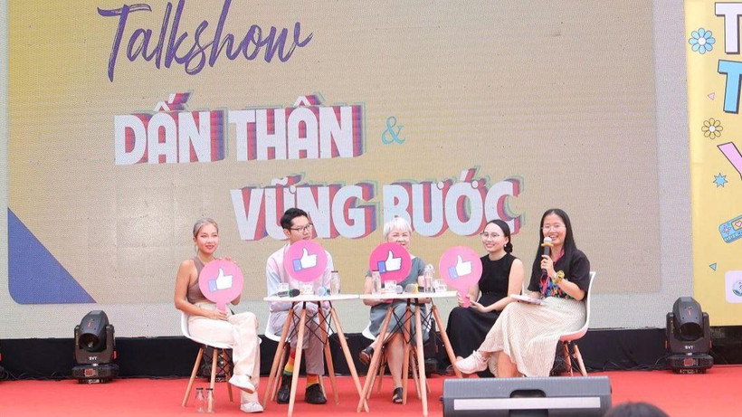 Các bạn trẻ chia sẻ trong tọa đàm "Dấn thân vững bước".