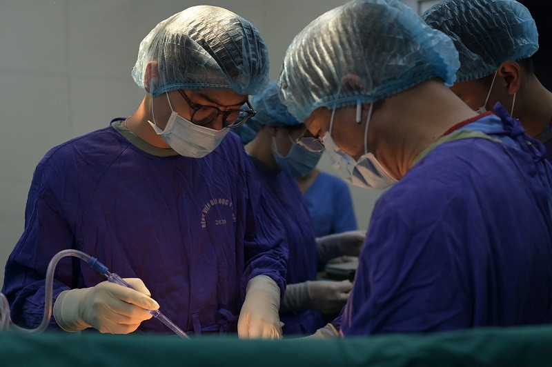 Các bác sĩ đang cấp cứu cho nạn nhân.