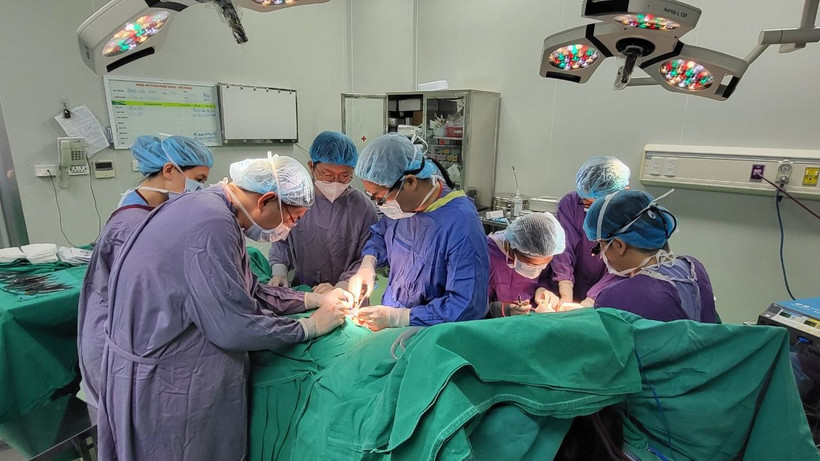 Các bác sĩ phẫu thuật cho bệnh nhi.