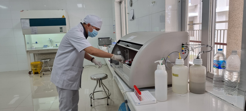 Phân tích mẫu xét nghiệm. 