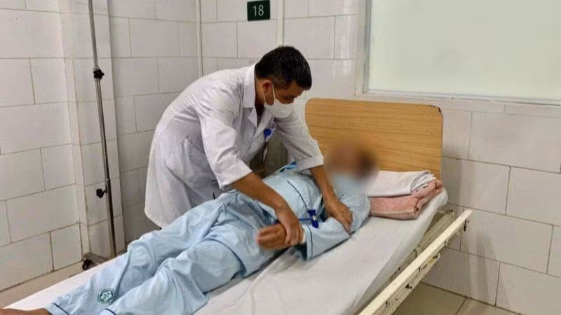 Bác sĩ Nguyễn Trung Nguyên khám cho bệnh nhân.