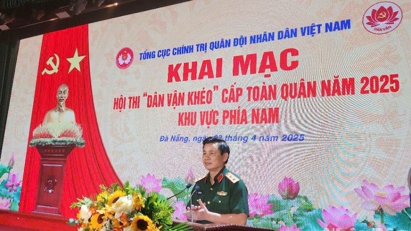 Trung tướng Đỗ Xuân Tụng, Phó Chủ nhiệm Tổng cục Chính trị Quân đội Nhân dân Việt Nam, phát biểu khai mạc hội thi.(Ảnh: ĐÌNH TĂNG)
