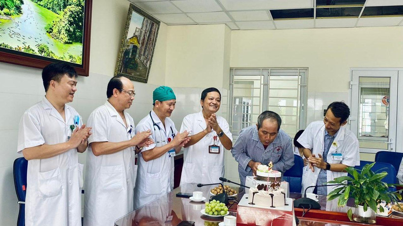 Các y, bác sĩ chúc mừng ông T. khỏe mạnh sau 2 năm ghép phổi. 