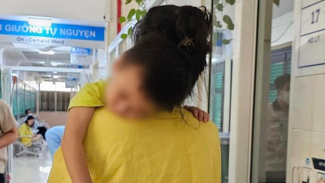 Bé trai đang điều trị tại Bệnh viện Mắt Trung ương. 