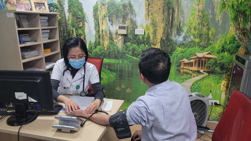 Bác sĩ Hà Vân Anh, Phụ trách Khoa Khám bệnh, Bệnh viện Lão khoa Trung ương khám cho người bệnh.