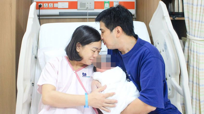 Hạnh phúc làm cha mẹ của cặp vợ chồng hiếm muộn. 