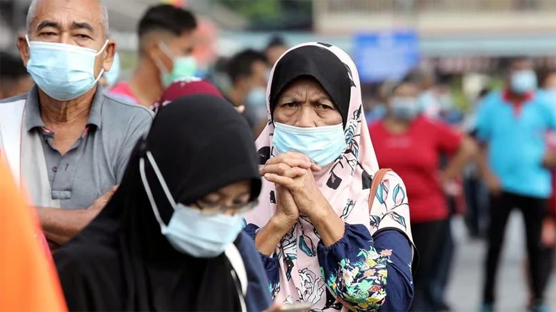 Người dân xếp hàng để làm xét nghiệm Covid-19 tại Klang, Malaysia, ngày 2/12/2020. (Ảnh: Reuters)