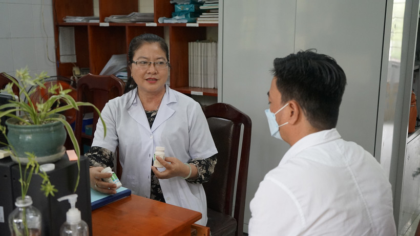 Tư vấn điều trị cho người nhiễm HIV.