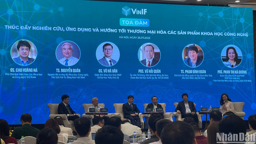 Các đại biểu chia sẻ tại tọa đàm trong khuôn khổ hội thảo “Quỹ đổi mới sáng tạo Vingroup - Dấu ấn 5 năm hoạt động”.