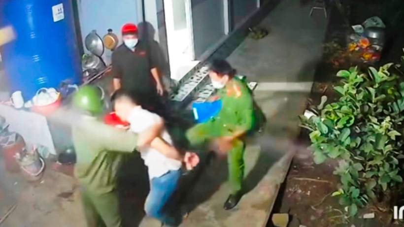 Công an xã đánh dân khi thi hành nhiệm vụ. (Ảnh cắt từ clip)