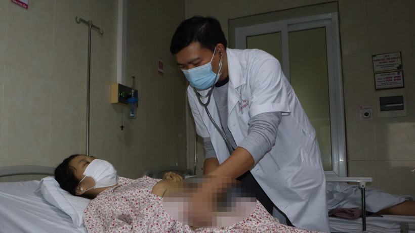 Sản phụ được chăm sóc sau sinh.