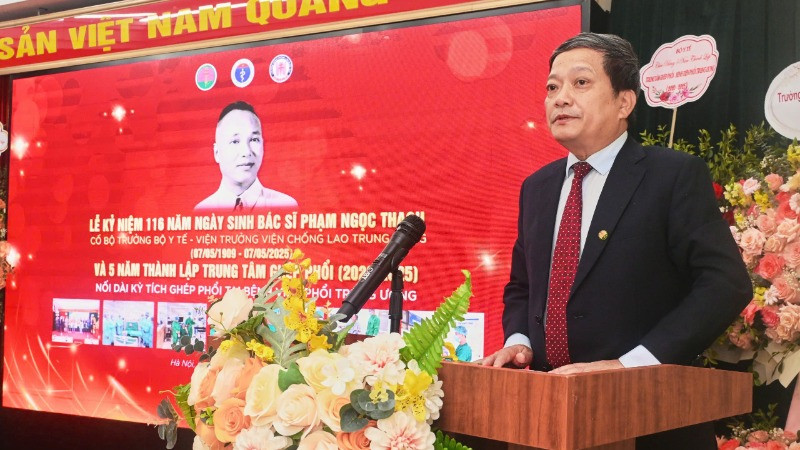 Tiến sĩ, bác sĩ cao cấp, Thầy thuốc ưu tú Đinh Văn Lượng, Giám đốc Bệnh viện Phổi Trung ương phát biểu tại lễ kỷ niệm. (Ảnh: T.H)