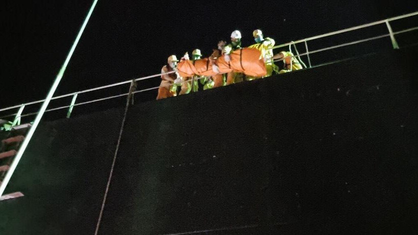 Đưa thi thể các thuyền viên lên tàu SAR 272.