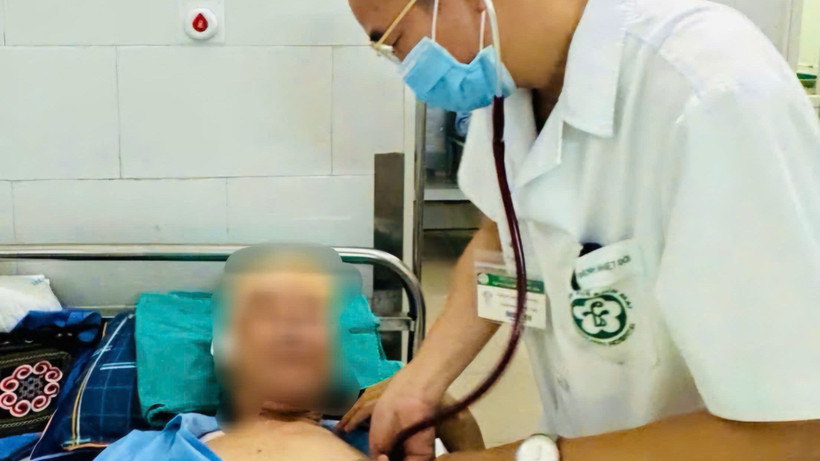 Phó Giáo sư, Tiến sĩ Đỗ Duy Cường, Giám đốc Trung tâm Bệnh Nhiệt đới, Bệnh viện Bạch Mai khám cho người bệnh.