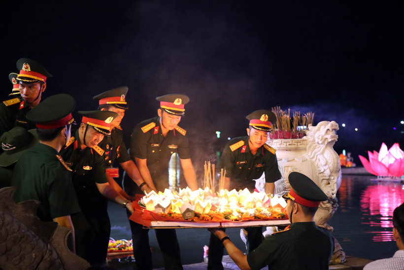 Thả đèn hoa đăng, tưởng niệm các anh hùng liệt sĩ. 