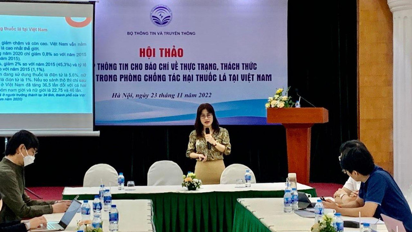 Bà Trần Thị Trang, Phó Vụ trưởng Vụ Pháp chế, Bộ Y tế chia sẻ thông tin tại hội thảo. 
