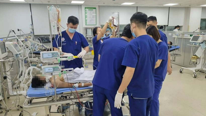 Các bác sĩ tiến hành cấp cứu cho bệnh nhân.