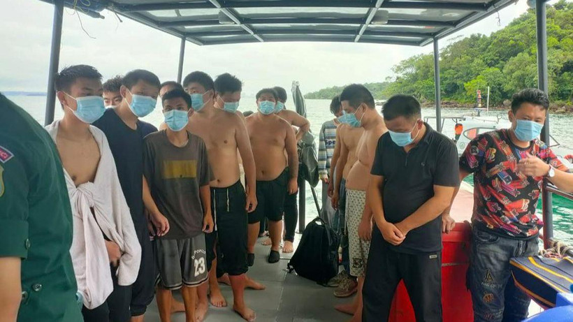 Những người sống sót trong vụ đắm thuyền được nhà chức trách sắp xếp nơi ăn ở.