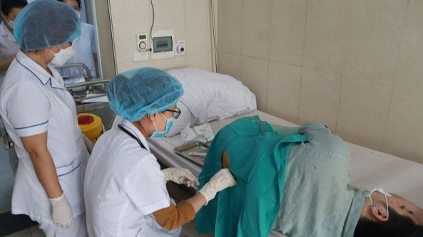Bác sĩ thực hiện các xét nghiệm cần thiết để xác định nguyên nhân mắc bệnh của người bệnh.