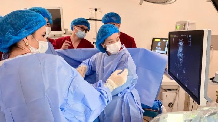 Các bác sĩ can thiệp cứu sống thai nhi. 