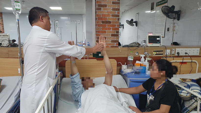 Một bệnh nhân bị ngộ độc, tổn thương não, suy tạng đang được điều trị tại Trung tâm Chống độc.