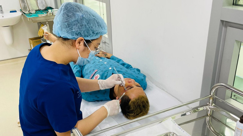 Bác sĩ xử trí vết thương cho bệnh nhân.